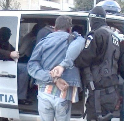 Patru tineri au fost prinşi la furat cu autogenul